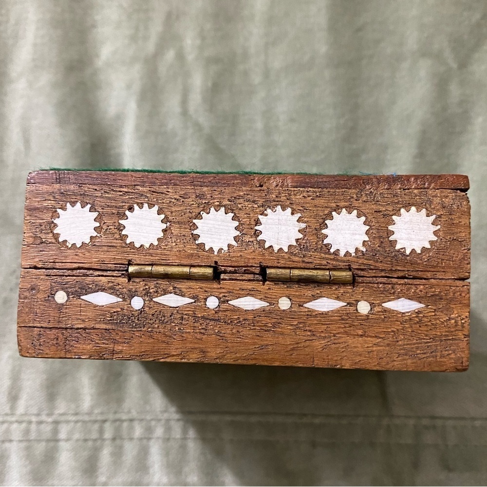 Wooden box sun dot design vintage keeper. #18-126 - Picture 4 of 7